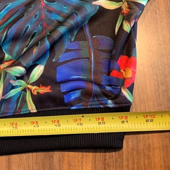 Nike, crop top work out wear, XL, EUC, colourful tropical print - Picture 10 of 16